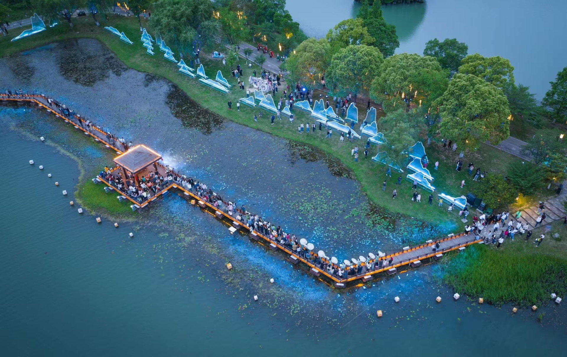 常熟尚湖夜游人多.jpg 常熟尚湖夜游人多.jpg